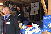 Peter Strobl, Geschäftsführer des Spargelerzeugerverbands, gibt auch gerne wieder Auskünfte über denSpargelanbau (©Foto: Martin Schmitz)